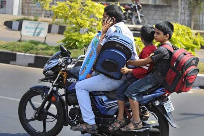  மேலும் குழந்தைகளுடன் செல்லும் போது 40 கீ.மீ வேகத்துக்குள் செல்ல வேண்டும் என்றும் விதிகளை மீறினால் ரூ.1000 அபராதம் அல்லது 3 மாதம் ஒட்டுனர் உரிமர் ரத்து செய்யப்படும் என்று அறிவித்துள்ளது.