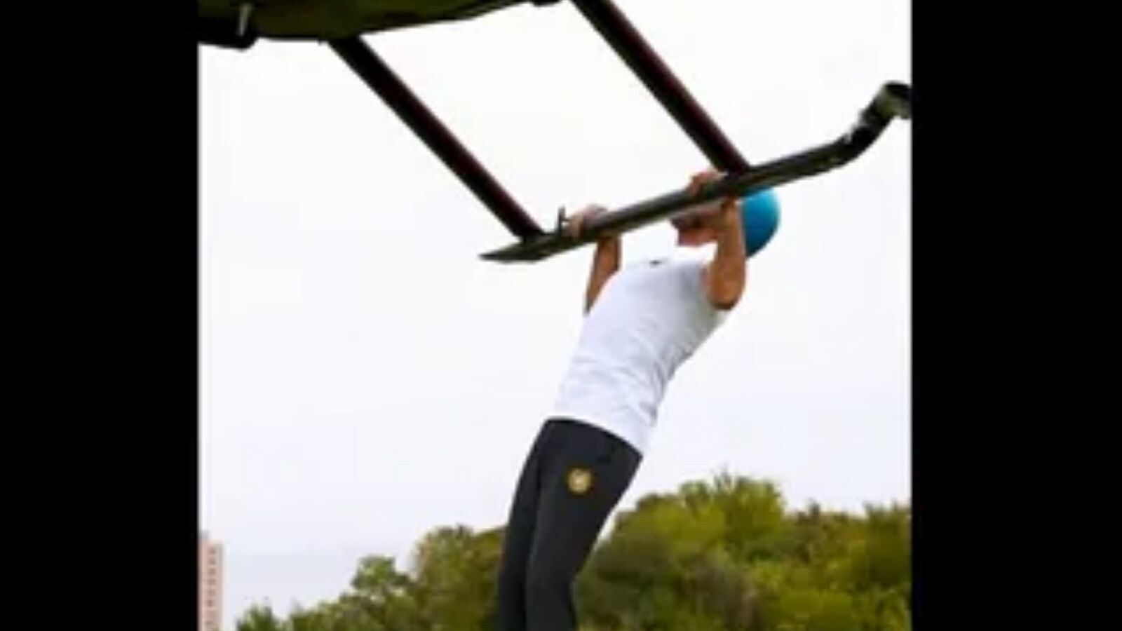 பறக்கும் ஹெலிகாப்டரில் புல் அப்ஸ் எடுத்து விபரீத சாதனை முயற்சி செய்த இளைஞர்!