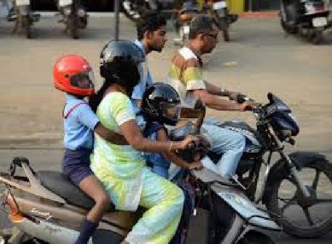  இந்நிலையில் நாடு முழுவதும் 4 வயதிற்குட்பட்ட குழந்தைகள் இரு சக்கர வாகனத்தில் செல்லும் போது கட்டாயம் ஹெல்மெட் அணிந்திருக்க வேண்டும் என மத்திய சாலை போக்குவரத்து அமைச்சகம் உத்தரவிட்டுள்ளது.