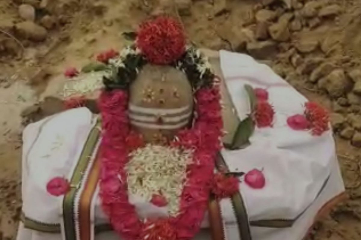 ஆத்துப்பாக்கம் ஊராட்சி ஈஸ்வரன்மேடு பகுதியில் மண்ணுக்கு அடியில் பழமை வாய்ந்த சிவலிங்கம்-நந்தி சிலை கண்டெடுக்கப்பட்டுள்ளது.