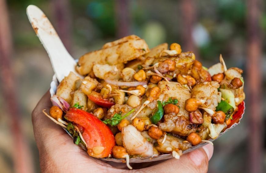  தள்ளுவண்டி மற்றும் தெருவோரக் கடைகளில் உள்ள உணவுகள் : பானி பூரி, சமோசா, பஜ்ஜி, முதல் தள்ளுவண்டிக் கடைகளில் இட்லி, தோசை, சிக்கன் வரை விரும்பி சாப்பிடும் பழக்கம் பலருக்கும் உண்டு. அங்கு உணவு, சுகாதாரமான முறையில் சமைக்கப்படுகிறது என்பதை எல்லா இடங்களிலும் உறுதி செய்ய முடியாது. நீர் தேக்கம் அதிகம் இருக்கும் மழைக்காலத்தில், சுகாதாரம் இல்லாத உணவு மற்றும் கடை இருக்கும் சுற்றுப்புறத்தில் பாக்டீரியா தொற்று எளிதில் ஏற்படும். எனவே, இவ்வகையான உணவுகளை தவிர்ப்பது நல்லது.