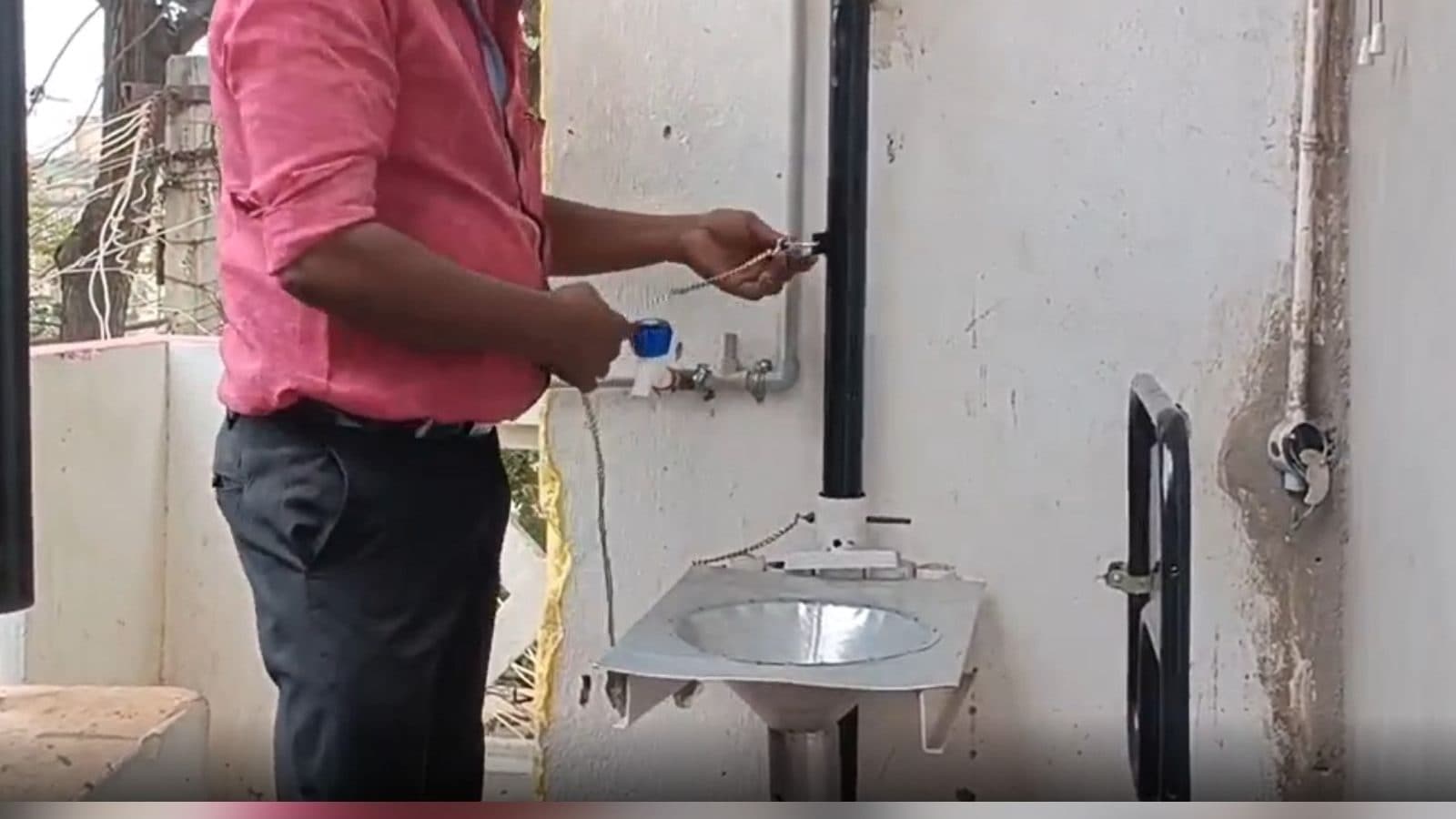 மாற்றுத்திறனாளிகளுக்கான எளிய கழிவறை - மதுரை கண்டுபிடிப்பாளரின் முயற்சியை அங்கீகரிக்குமா அரசு?