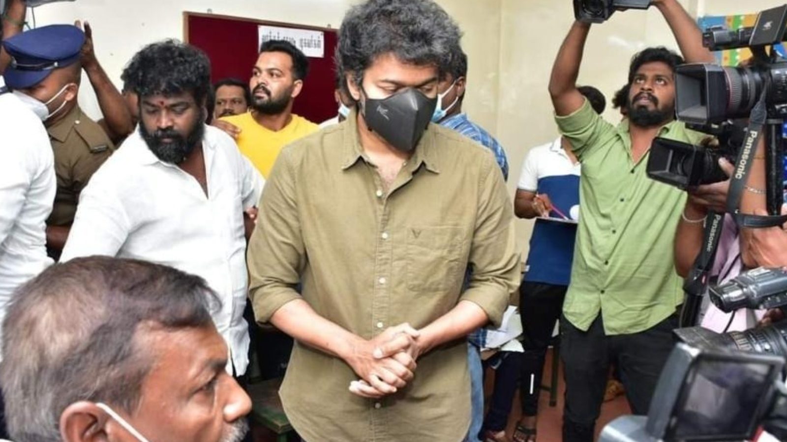 நகர்புற உள்ளாட்சி தேர்தல் : எளிமையாக வந்து வாக்களித்த நடிகர் விஜய் - புகைப்படங்கள்