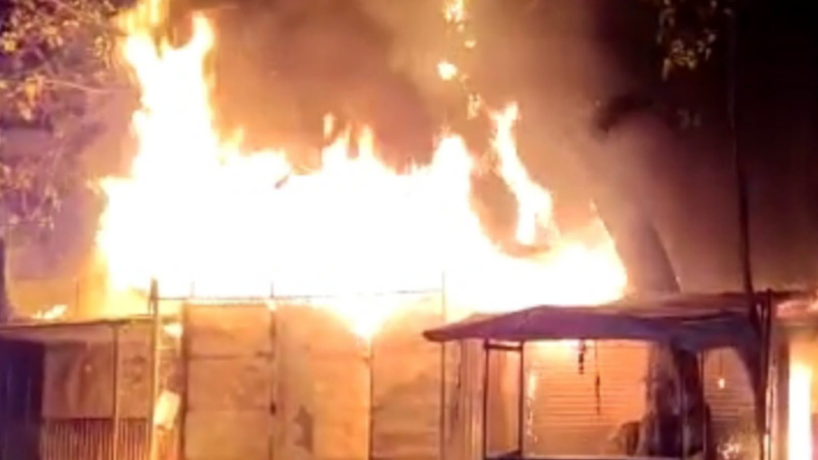 தேவதானப்பட்டி: பூட்டியிருந்த 3 கடைகளில் தீ விபத்து - காவல்துறையினர் விசாரணை 