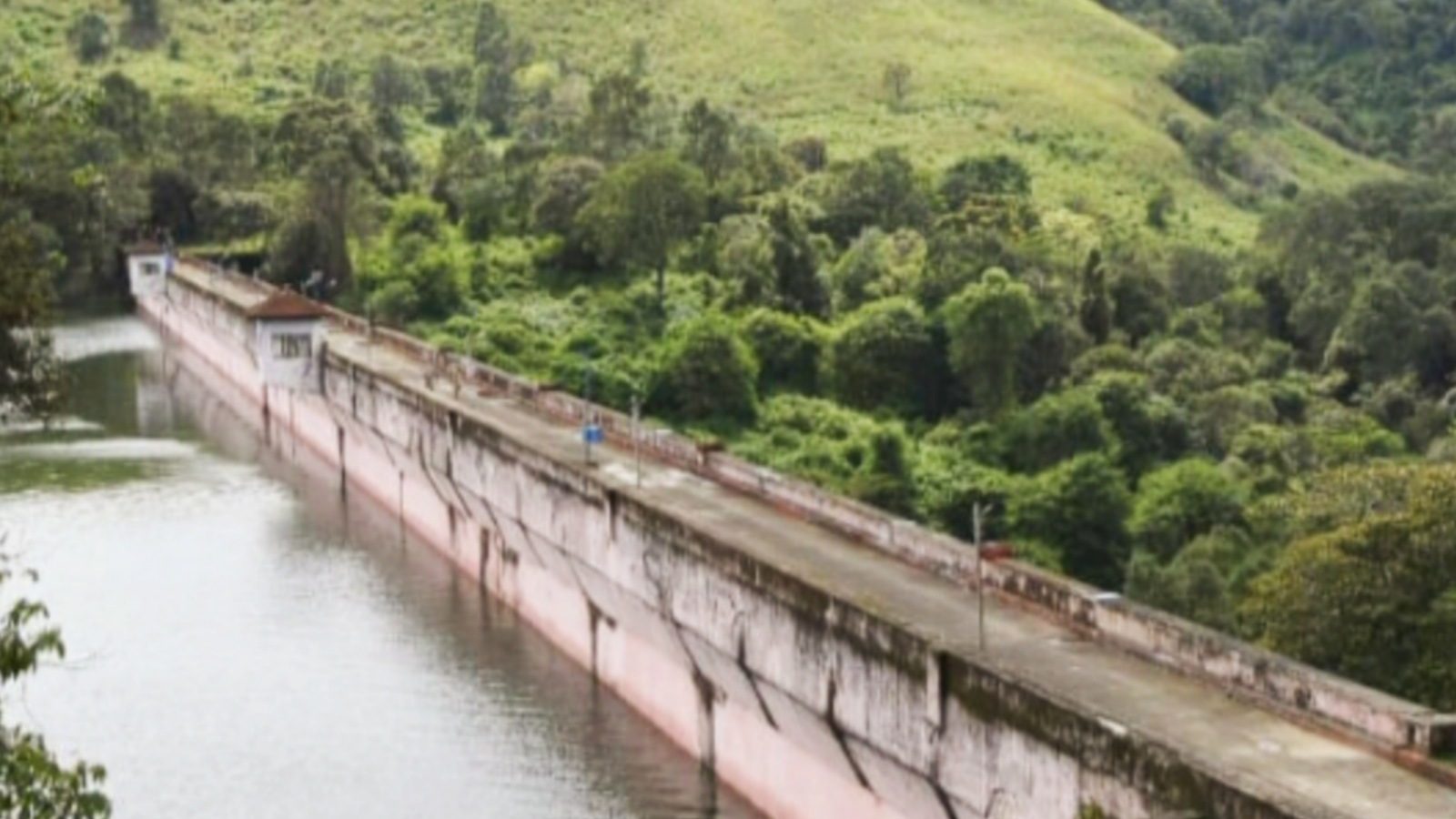 முல்லை பெரியாறு அணையை ரகசியமாக பார்வையிட்ட கேரள அதிகாரிகள்.. நடந்தது என்ன?