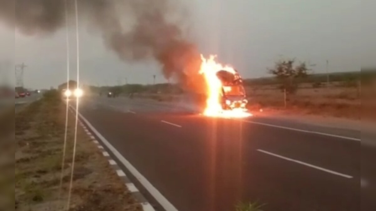 காரியாபட்டி அருகே புறவழிச்சாலையில் சரக்கு வாகனம்  திடீரென தீப்பிடித்து எரிந்தது