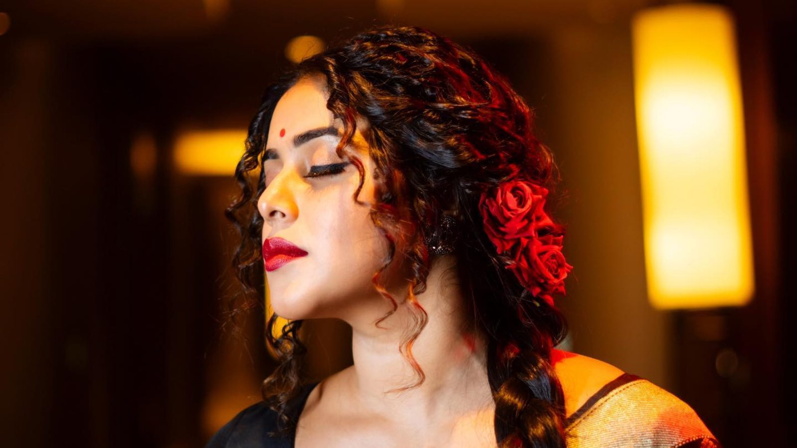 கருப்பு நிற புடவையில் வர்ணிக்க முடியாத அழகில் பூர்ணா..