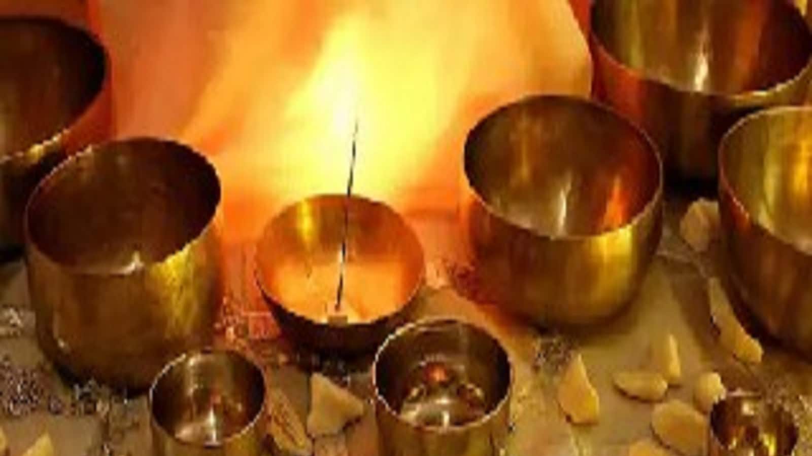 Pooja: இந்த உலோகப் பாத்திரத்தை பூஜைக்கு பயன்படுத்த கூடாதாம்... ஏன் தெரியுமா?