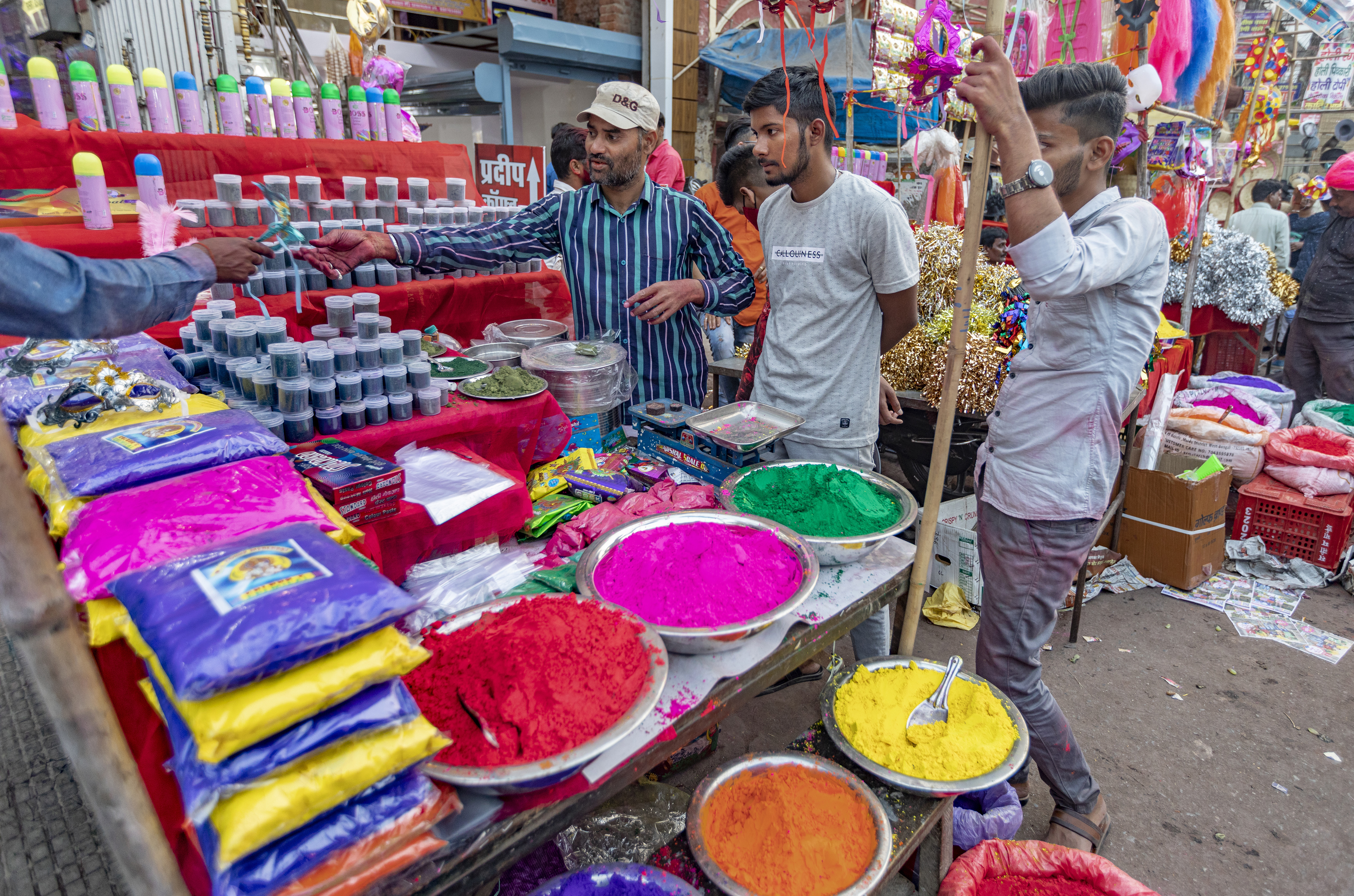  ஹோலி கொண்டாட்ட புகைப்படங்கள் (AP Photo/Rajesh Kumar Singh)