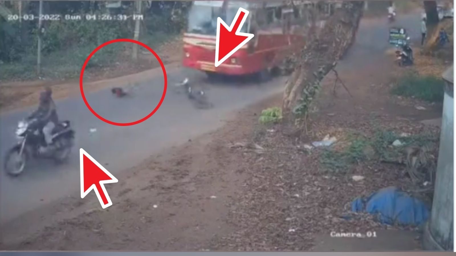 பதைப்பதைக்கும் வீடியோ: சைக்கிளில் வந்த சிறுவன் பைக் மோதி, பஸ் நொறுக்கி.. உயிர் தப்பிய அதிசயம்