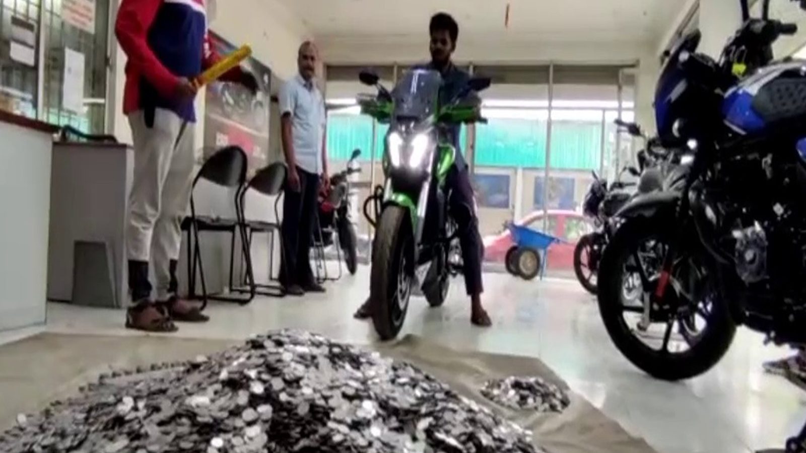 ஷோரூமில் மூட்டை மூட்டையாக சில்லறைகளை கொட்டி பைக் வாங்கிய இளைஞர்..