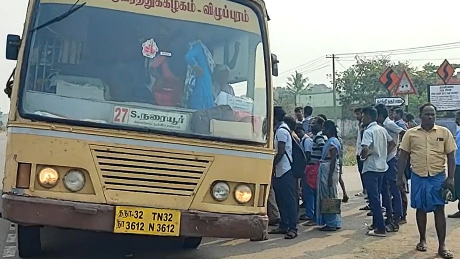 அளவுக்கு அதிகமாக ஏறிய பயணிகள்... படியில் தொங்கிய மாணவர்கள்... பேருந்தை வழியில் நிறுத்திவிட்டு வாக்குவாதத்தில் ஈடுபட்ட ஓட்டுனர்