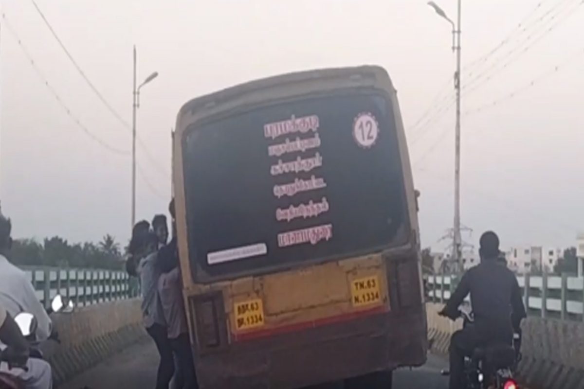 படிக்கட்டில் தொங்கியபடி மாணவர்கள் பயணம்.. ஓட்டுனர் செய்த அதிரடி செயல்.