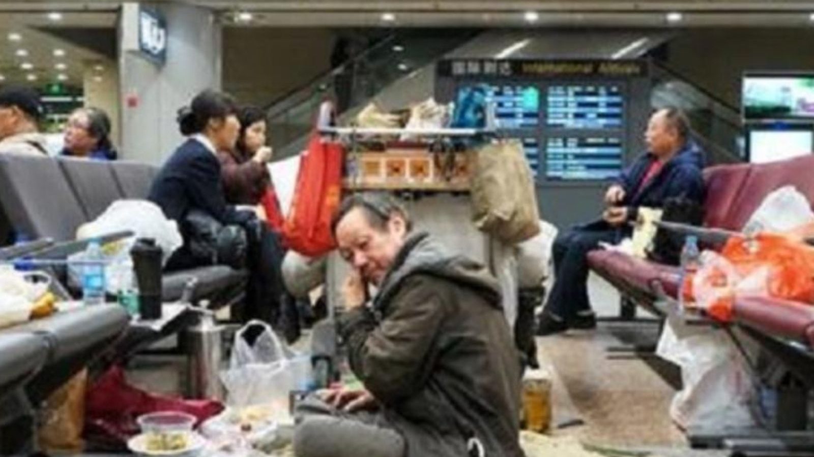 குடும்பத்தை விட்டு ஒதுங்கி இருக்க, 14 ஆண்டுகளாக விமான நிலையத்திலேயே வாழும் சீனாக்காரர்!