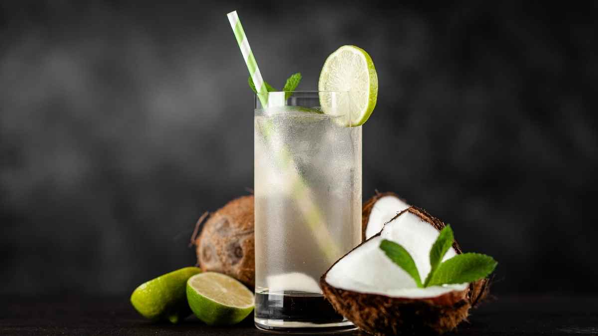  ,[object Object],[object Object],கோடை வெயிலை சமாளிக்க இளநீர் அல்லது தேங்காய் தண்ணீர் குடிப்பது சிறந்தது என்றாலும், அத்துடன் வைட்டமின் சி சத்தும், புத்துணர்ச்சிக்கு துளியூண்டு புதினாவும் சேர்க்கும் போது கிடைக்கும் உற்சாகமே தனி தான். இதை தயாரிப்பதும் மிகவும் சுலபமானது.,[object Object],[object Object],[object Object],ஒரு கிளாஸில் இளநீர் அல்லது தேங்காய் தண்ணீரை ஊற்றிக்கொள்ளுங்கள். அத்துடன் சிறிதளவு எலுமிச்சை சாறு மற்றும் சில புதினா இலைகளை தூவி, ஐஸ்கட்டிகளை கலந்தால் குளுகுளு பானம் ரெடி.