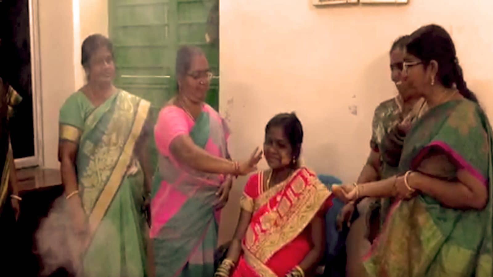 அன்னூர் வட்டார வளர்ச்சி அலுவலகத்தில் நடந்த வளைகாப்பு விழா.. தாயை இழந்த கர்ப்பிணியை நெகிழ வைத்த ஊழியர்கள்