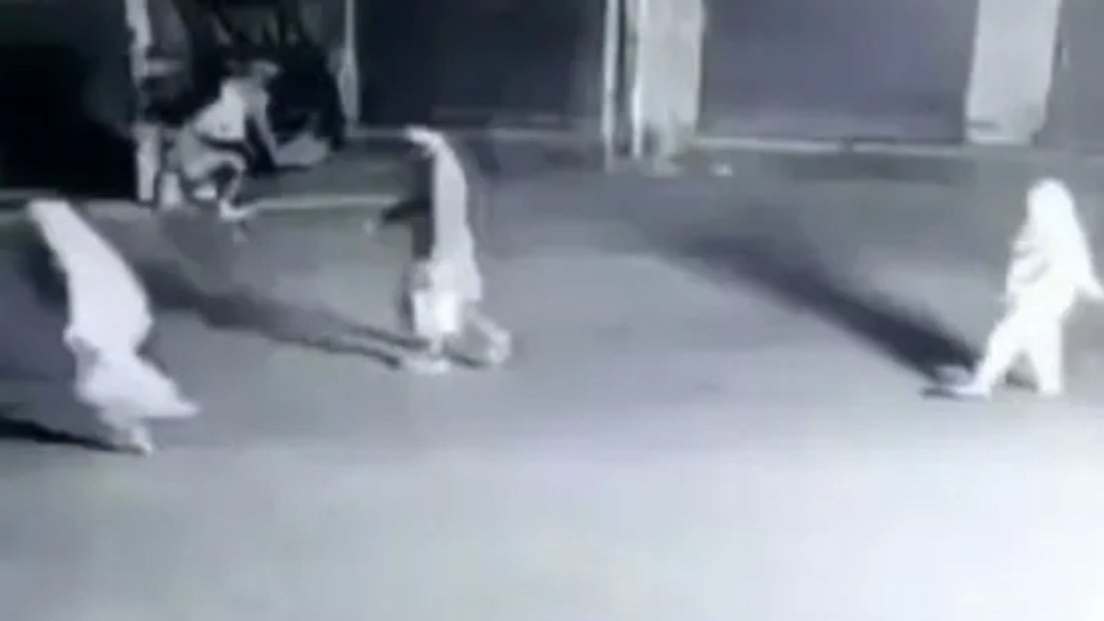 புர்காவில் மறைக்கப்பட்ட பெட்ரோல் குண்டு.. சிஆர்பிஎஃப் முகாம் மீது வீசிய பெண்!