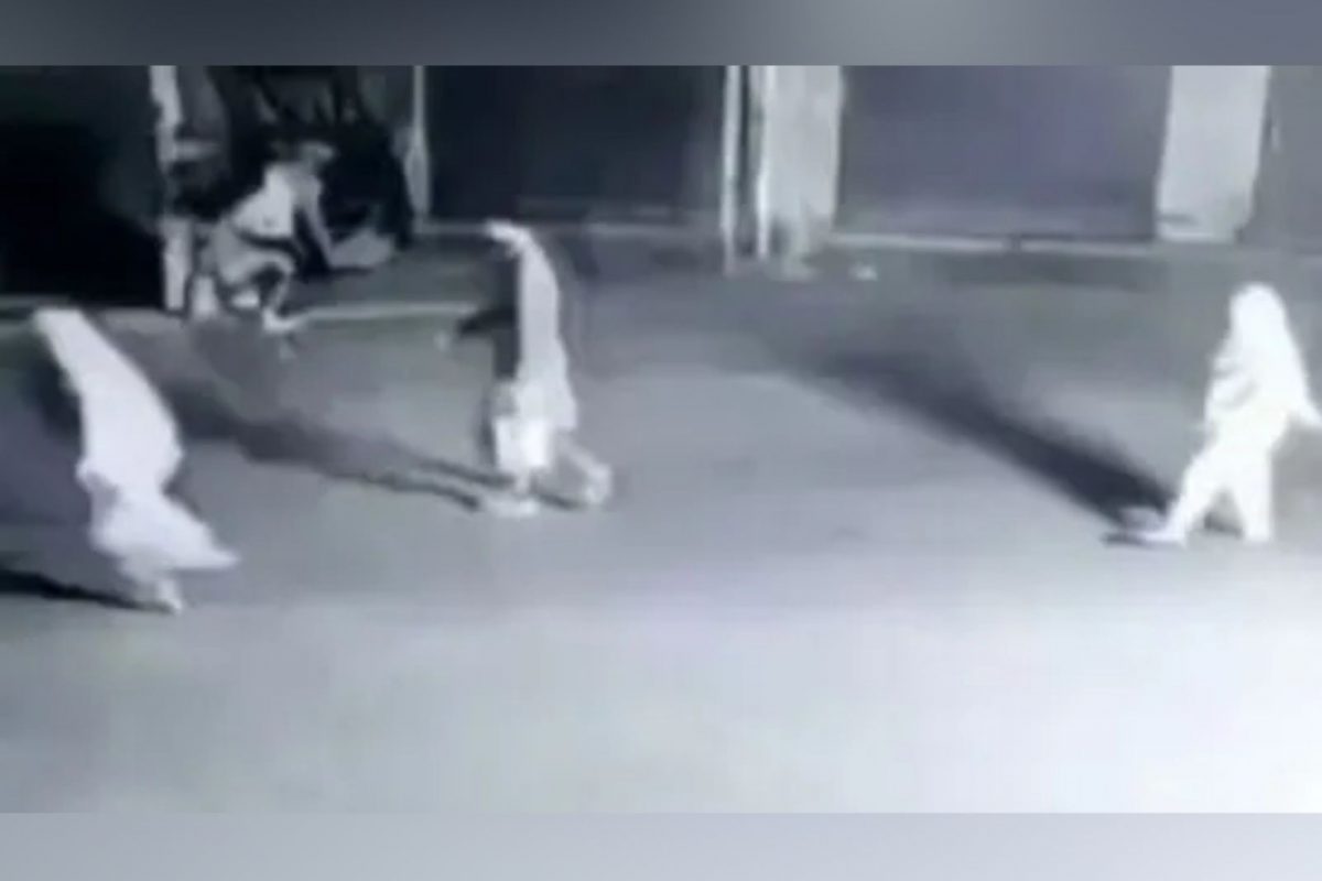 சிஆர்பிஎஃப் முகாம் மீது குண்டு வீசிய பெண்!