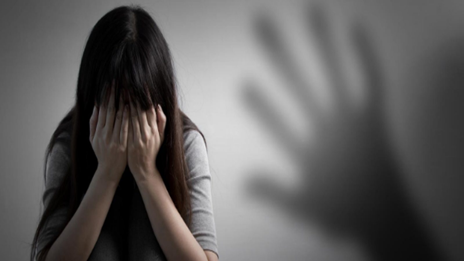 மாணவியின் கன்னத்தில் கிள்ளிய கணக்கு வாத்தியார் - போக்சோ சட்டம் பாய்ந்தது.