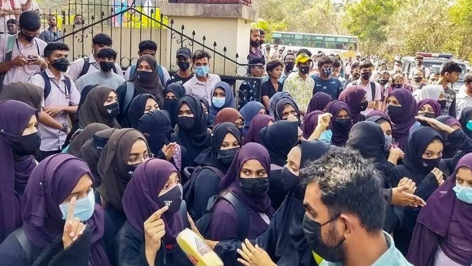 Hijab Controversy: ஹிஜாப் அணிந்த மாணவிகள் தேர்வு எழுதக்கூடாது என எப்படி கூறலாம்? - கர்நாடக அமைச்சருக்கு அனைத்திந்திய வழக்கறிஞர் சங்கம் நோட்டீஸ்