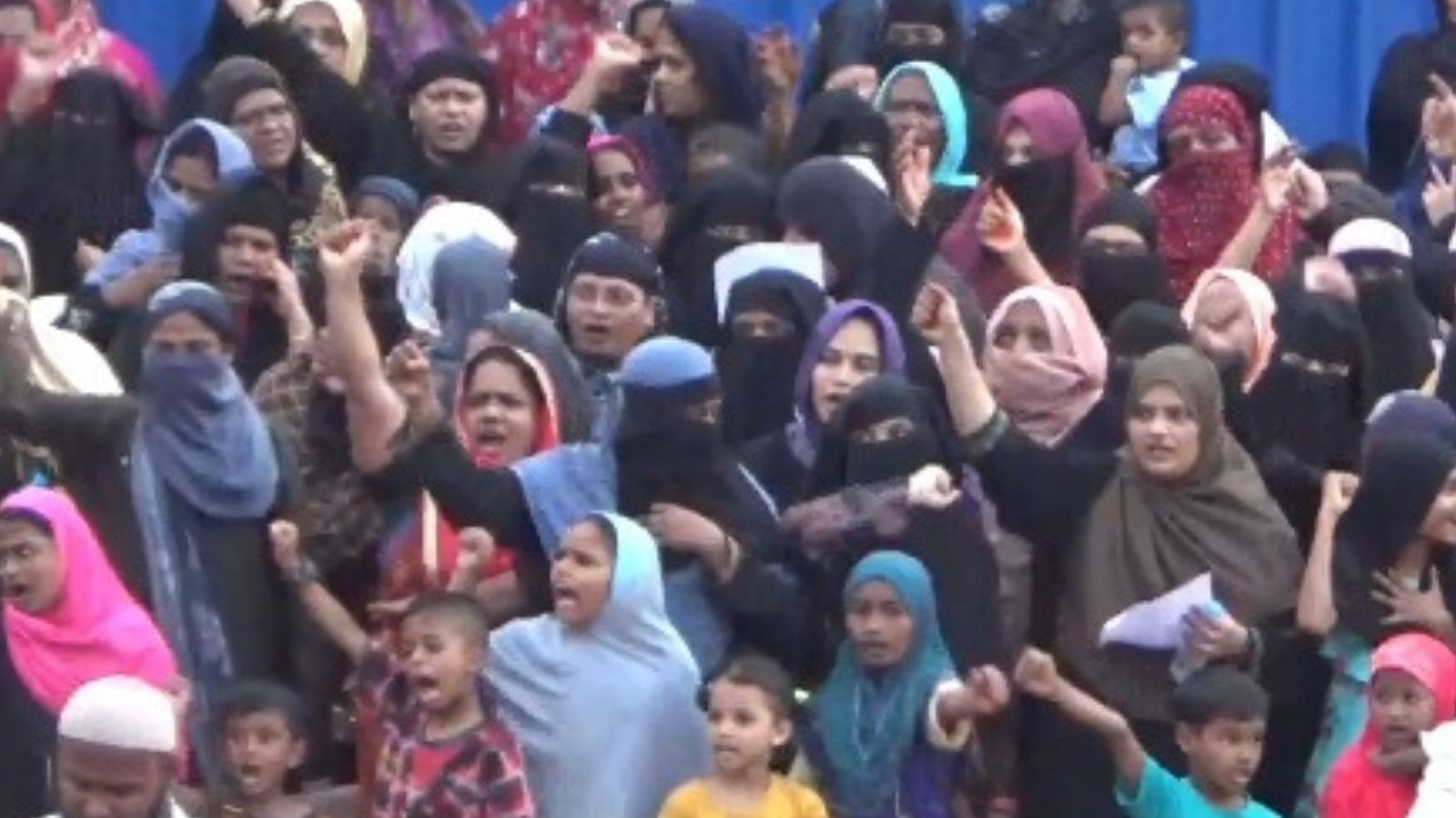 ஹிஜாப் சர்ச்சை : இளையான்குடியில் இஸ்லாமிய பெண்கள், குழந்தைகள் ஹிஜாப் அணிந்து ஆர்ப்பாட்டம்