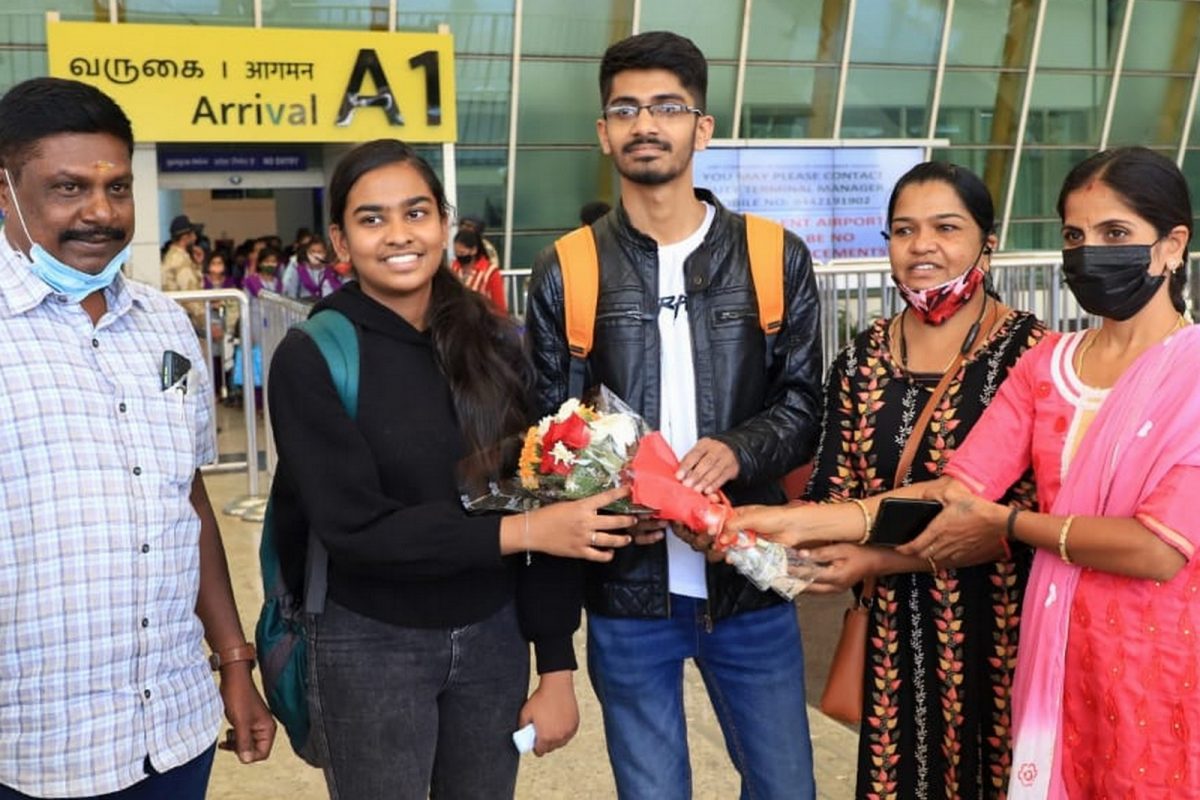 ரஷ்யாவில் உள்ள கிரிமியாவில் படிக்கும் தமிழக மாணவர்கள் ஊர் திரும்பினர்