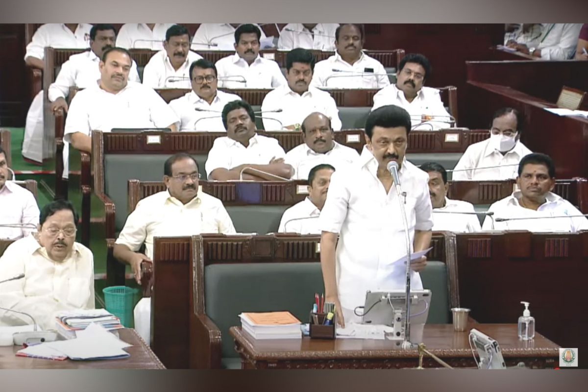மத்திய அரசிடமும், அதிகாரிகள் மற்றும் அமைச்சர்களிடம் தொடர்புகொண்டு இந்த விவகாரத்தை எப்படிக் கையாள வேண்டும் என்று நாங்கள் ஆலோசித்து வருகிறோம் என்று அவர் தெரிவித்துள்ளார்.
