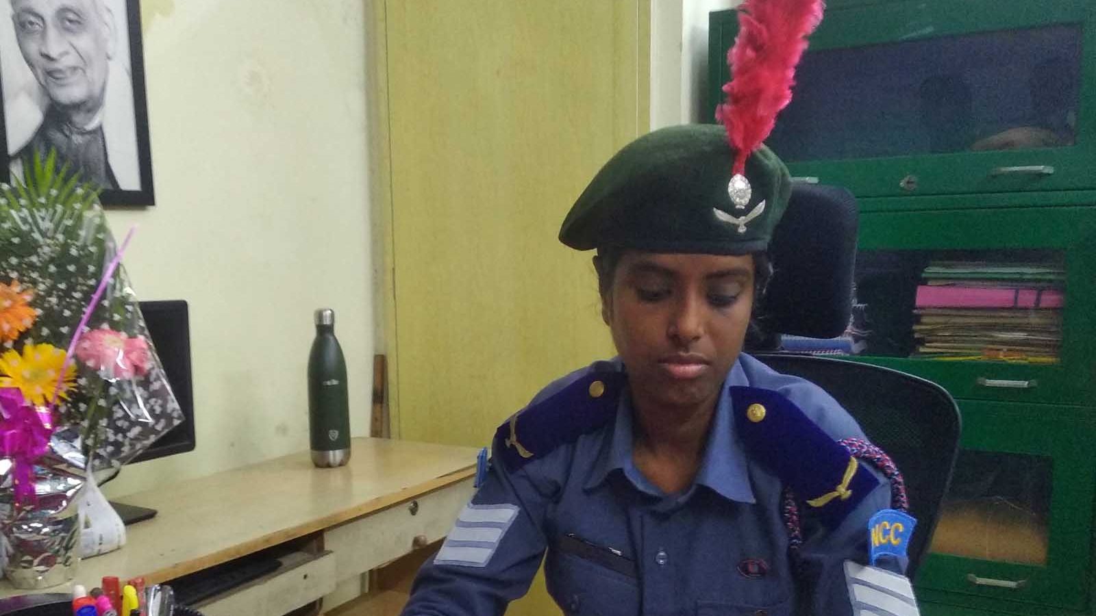 உலக மகளிர் தினம்: ஒரு நாள் கவுரவ காவல் நிலைய அதிகாரியான கல்லூரி மாணவி..