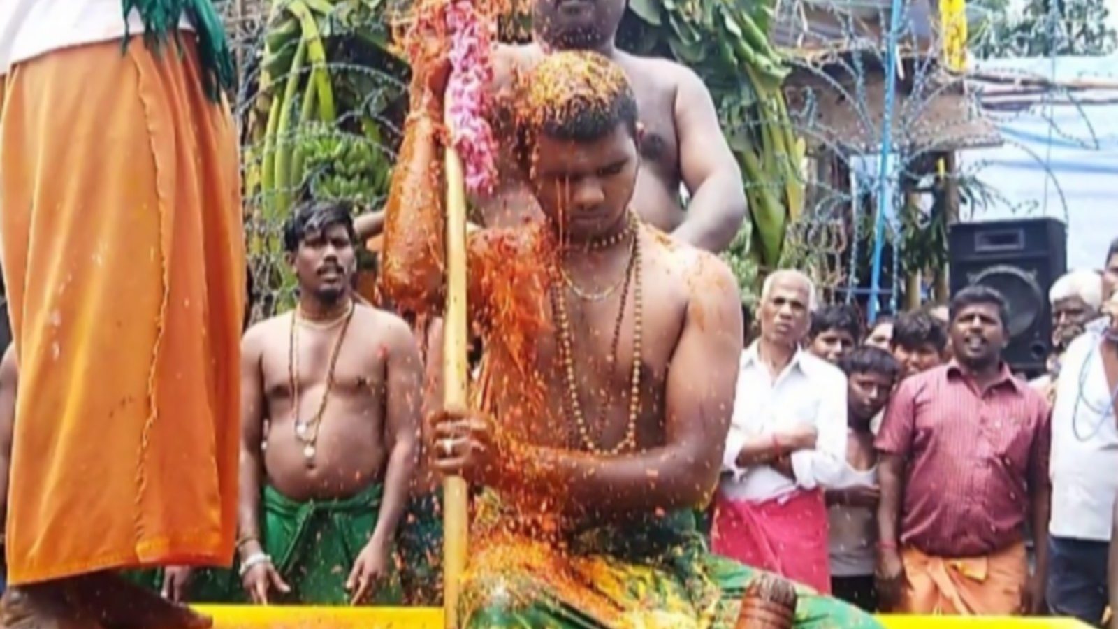 உடல் முழுவதும் மிளகாய் பொடி அபிஷேகம்.. கொதிக்கும் எண்ணெயில் வெறும் கையால் வடை சுட்ட பக்தர்கள்!