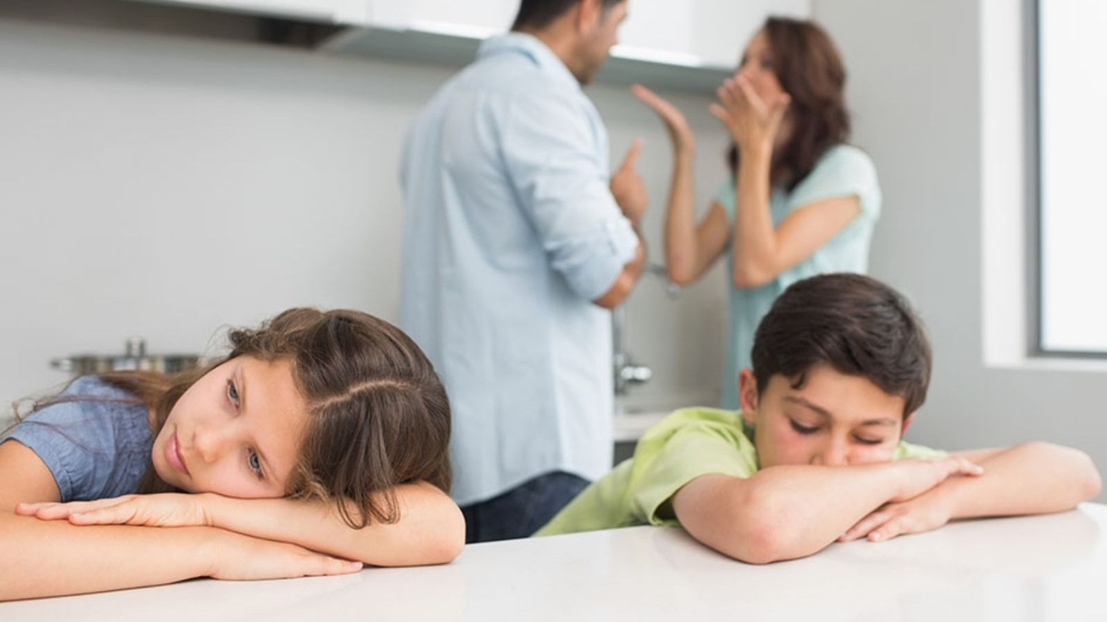 பெற்றோர் இடையேயான சண்டை குழந்தைகளின் மன நலனை எவ்வாறு பாதிக்கிறது - இதை தவிர்ப்பது எப்படி