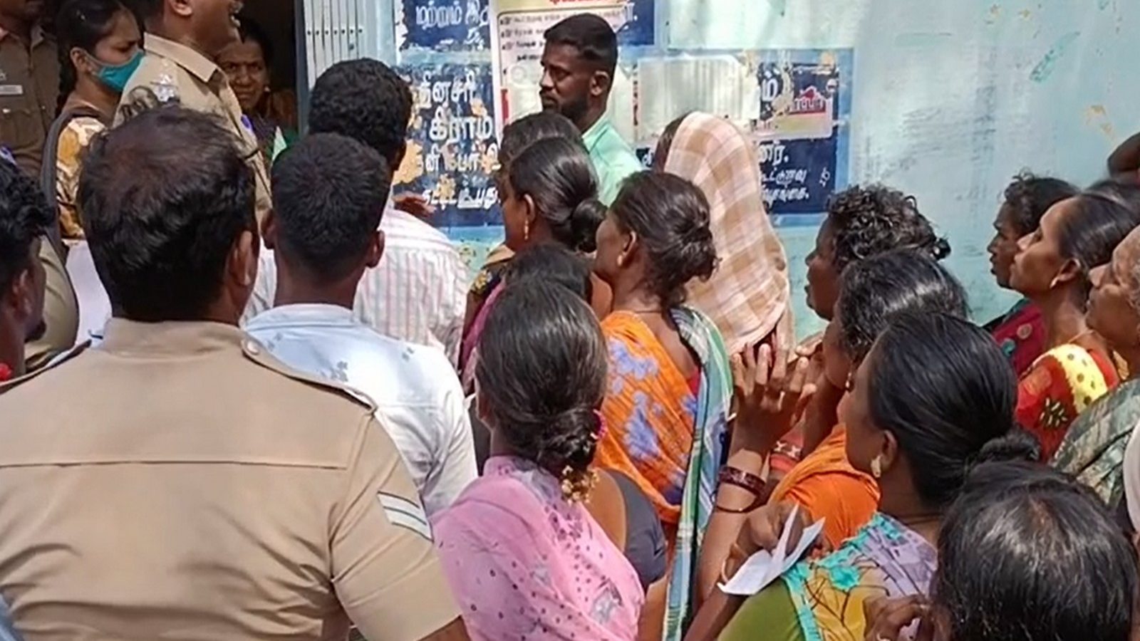 நகைக்கடன் தள்ளுபடி செய்யப்பட்டதில் முறைகேடு?... கூட்டுறவு வங்கியை முற்றுகையிட்ட கிராம மக்கள்