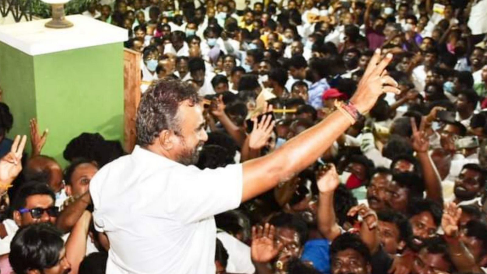 எஸ்.பி.வேலுமணி வீட்டில் நடந்த ரெய்டில் கைப்பற்றப்பட்ட ஆவணங்கள் என்ன?