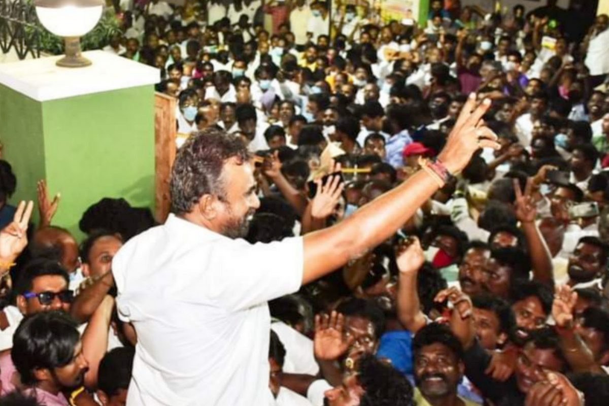 எஸ்.பி.வேலுமணி வீட்டில் நடந்த ரெய்டில் கைப்பற்றப்பட்ட ஆவணங்கள் என்ன?