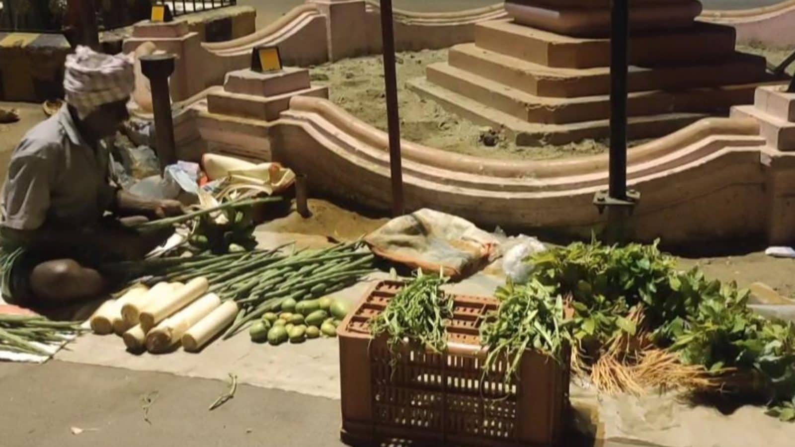 சேவல் கூவிடுச்சு ... அதிகாலை என நினைத்து நள்ளிரவில் கீரை விற்பனை செய்த விவசாயி  - நெகிழ்ச்சி சம்பவம்