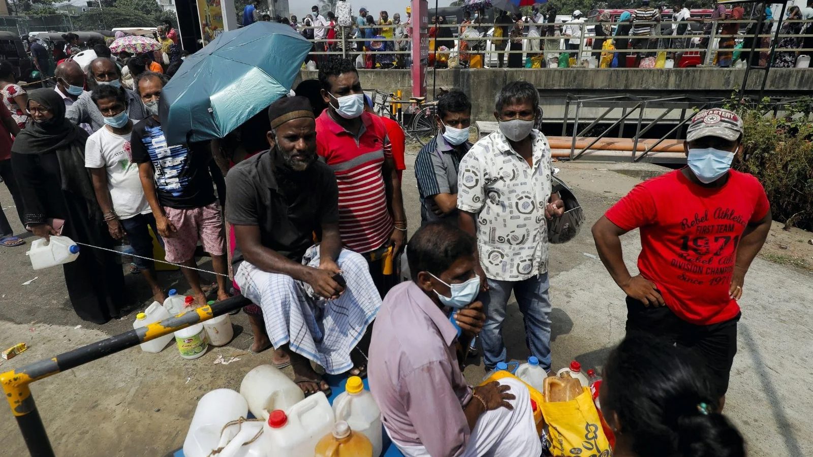 இலங்கையில் ஊரடங்கை தொடர்ந்து சமூக வலைதளங்களுக்கு தடை விதிப்பு... அமைதியை ஏற்படுத்த நடவடிக்கை