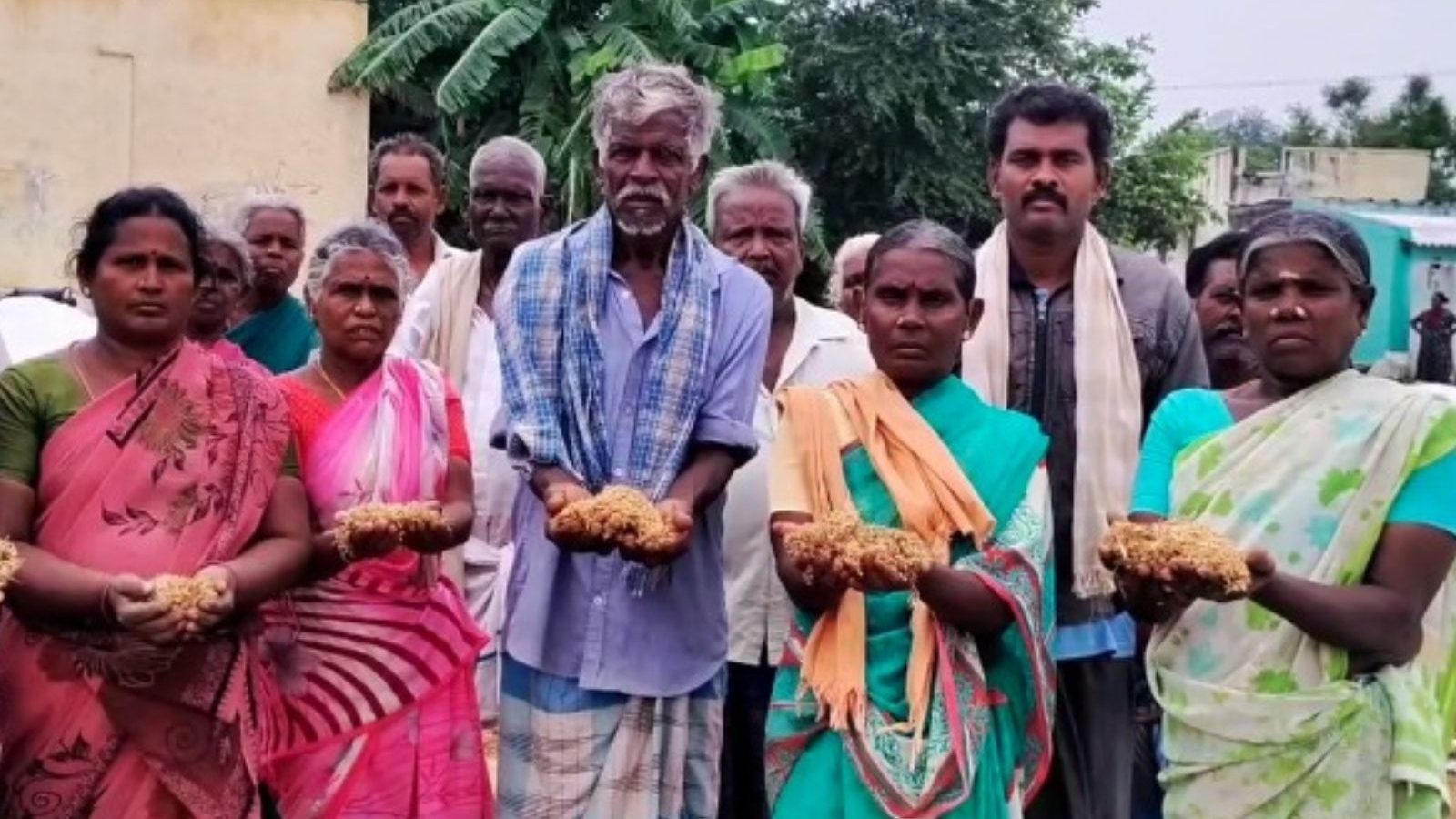 ஆன்லைன் குளறுபடி.. மூட்டைக்கு 27 ரூவா கேட்கும் அதிகாரிகள்.. நெல் கொள்முதலில் மெத்தனம் கரூர் விவசாயிகள் கண்ணீர்