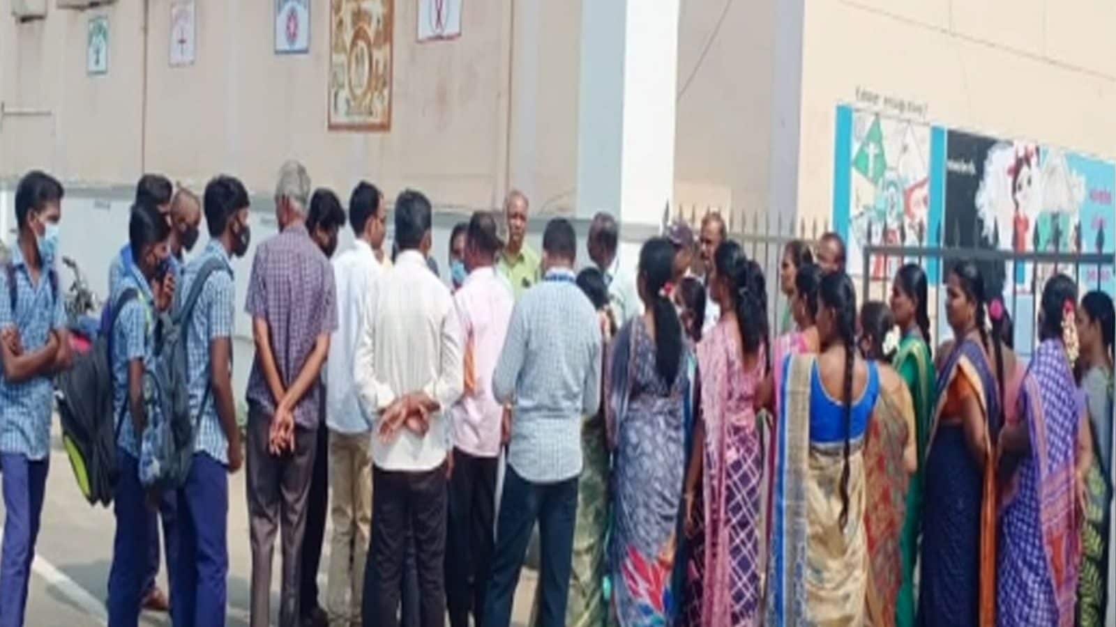 கண்டித்த ஆசிரியரை சினிமா பாணியில் ஆட்களை கூட்டிவந்து மிரட்டிய மாணவன்.. பாதுகாப்பு கோரி ஆசிரியர் போலீசில் புகார்..