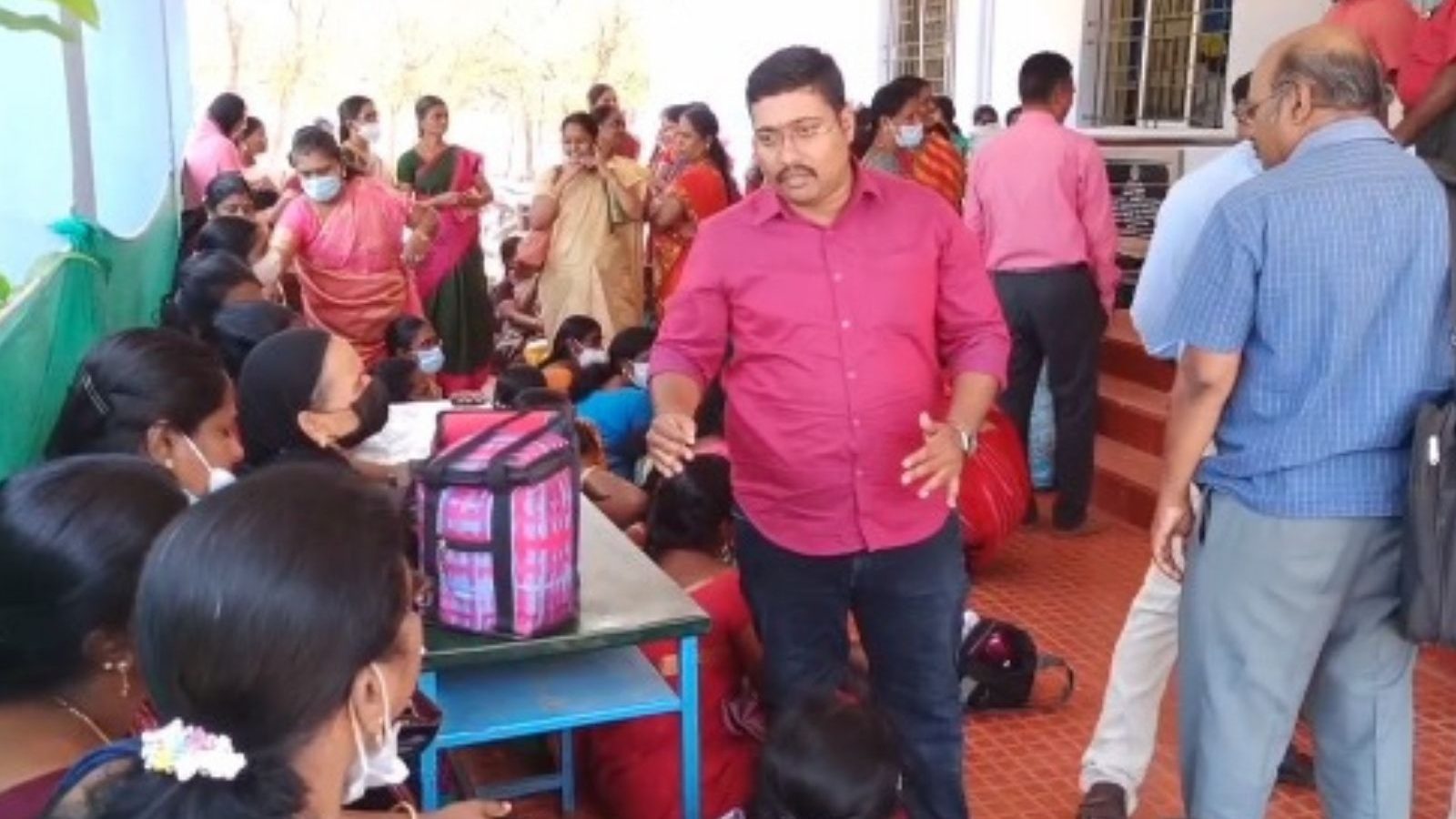 காலிப்பணியிடங்களை மறைப்பதா? திடீர் தர்ணாவில் ஈடுபட்ட ஆசிரியர்கள்