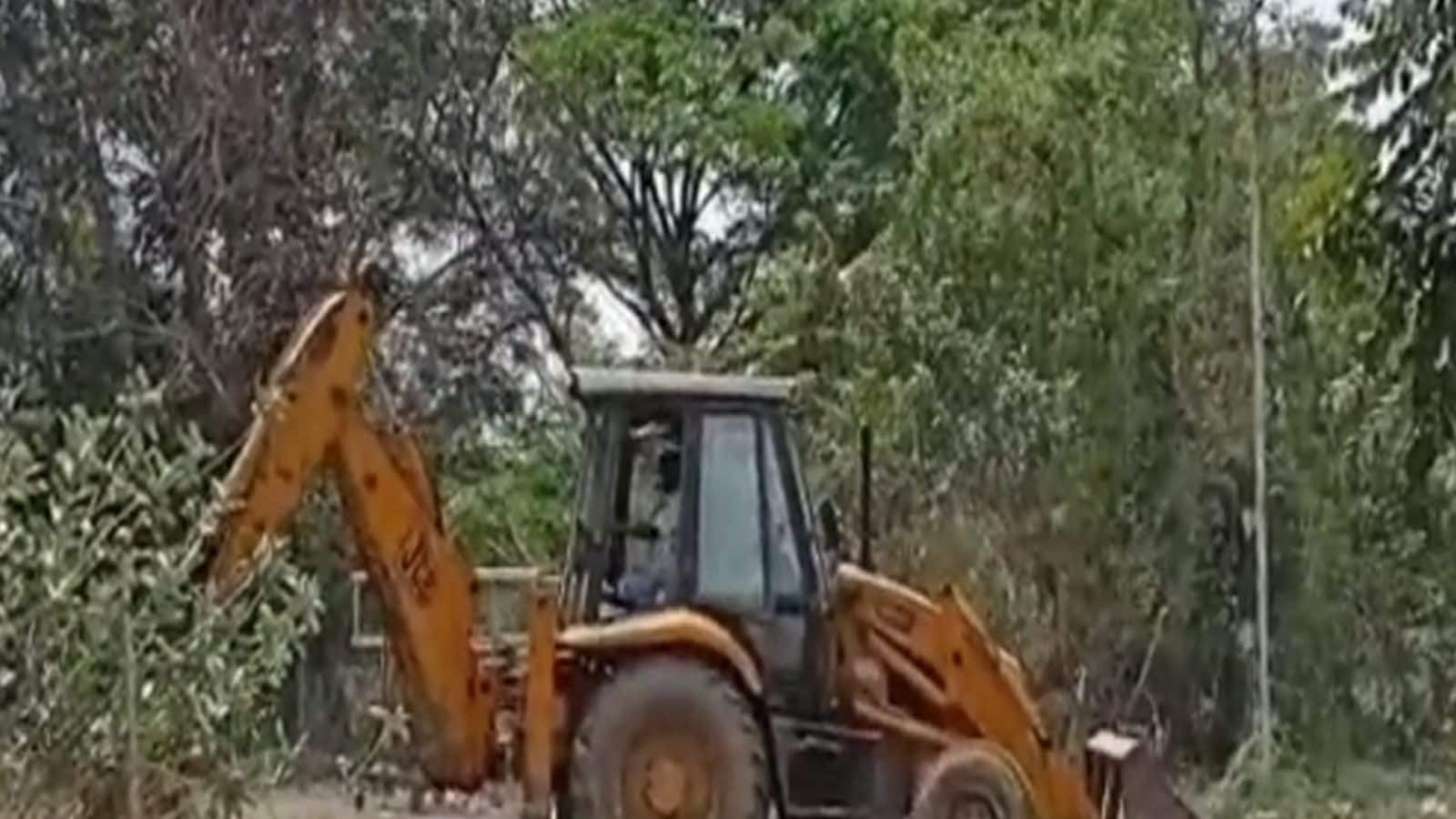 ஊருக்கு தான் உபதேசமா?.. திருவள்ளூர் கலெக்டர் அலுவலகத்தில் வெட்டி சாய்க்கப்பட்ட மரங்கள்