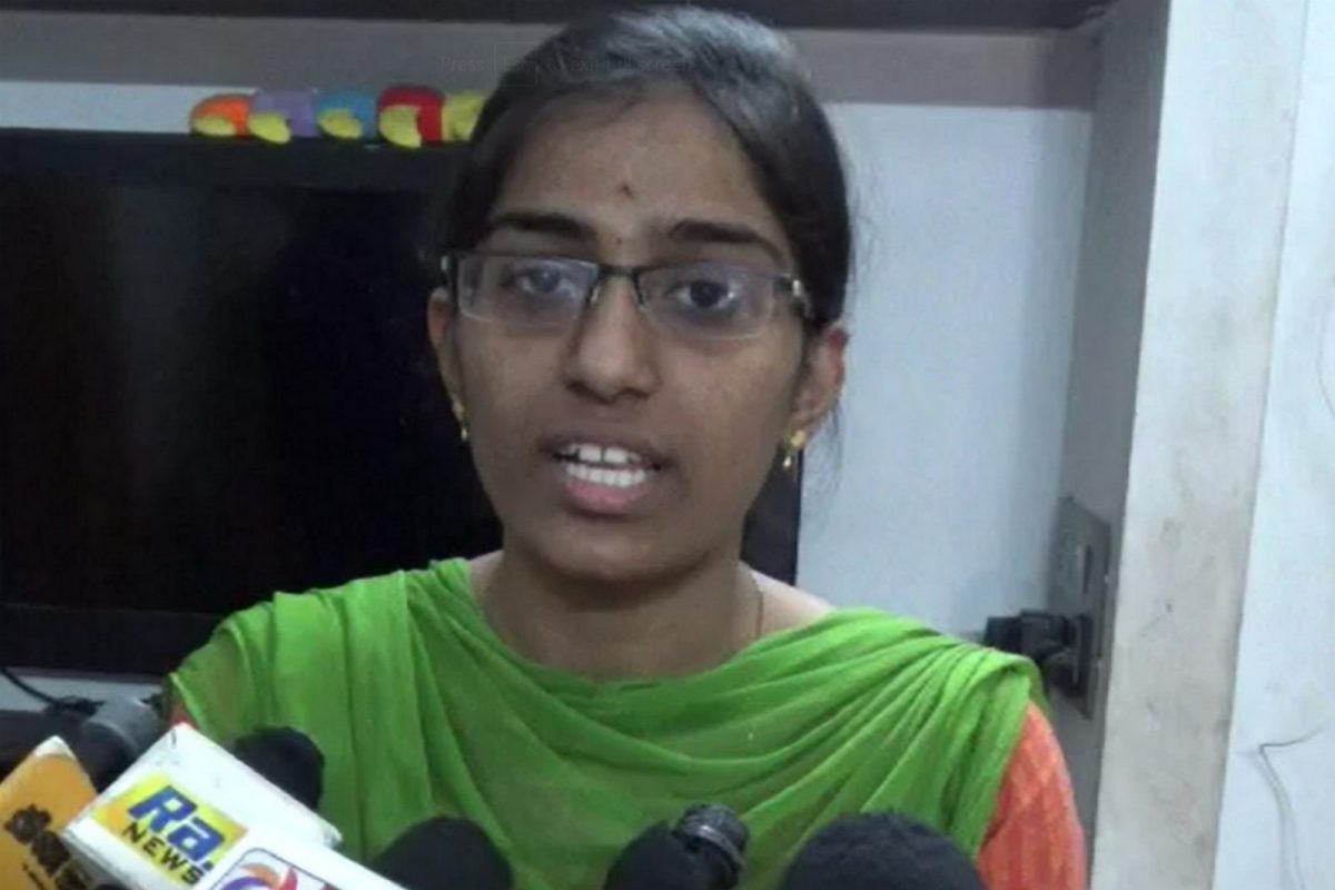 நிலவறைக்குள் அடைபட்டுக் கிடந்தோம் - உக்ரைனில் இருந்து திரும்பிய மாணவி