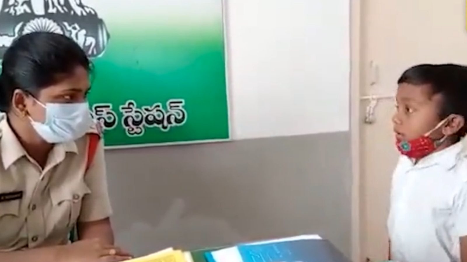 'ஆசிரியர்கள் அடிக்கிறார்கள்' : போலீஸ் எஸ்.ஐ.யிடம் புகார் அளித்த 3ம் வகுப்பு மாணவன்