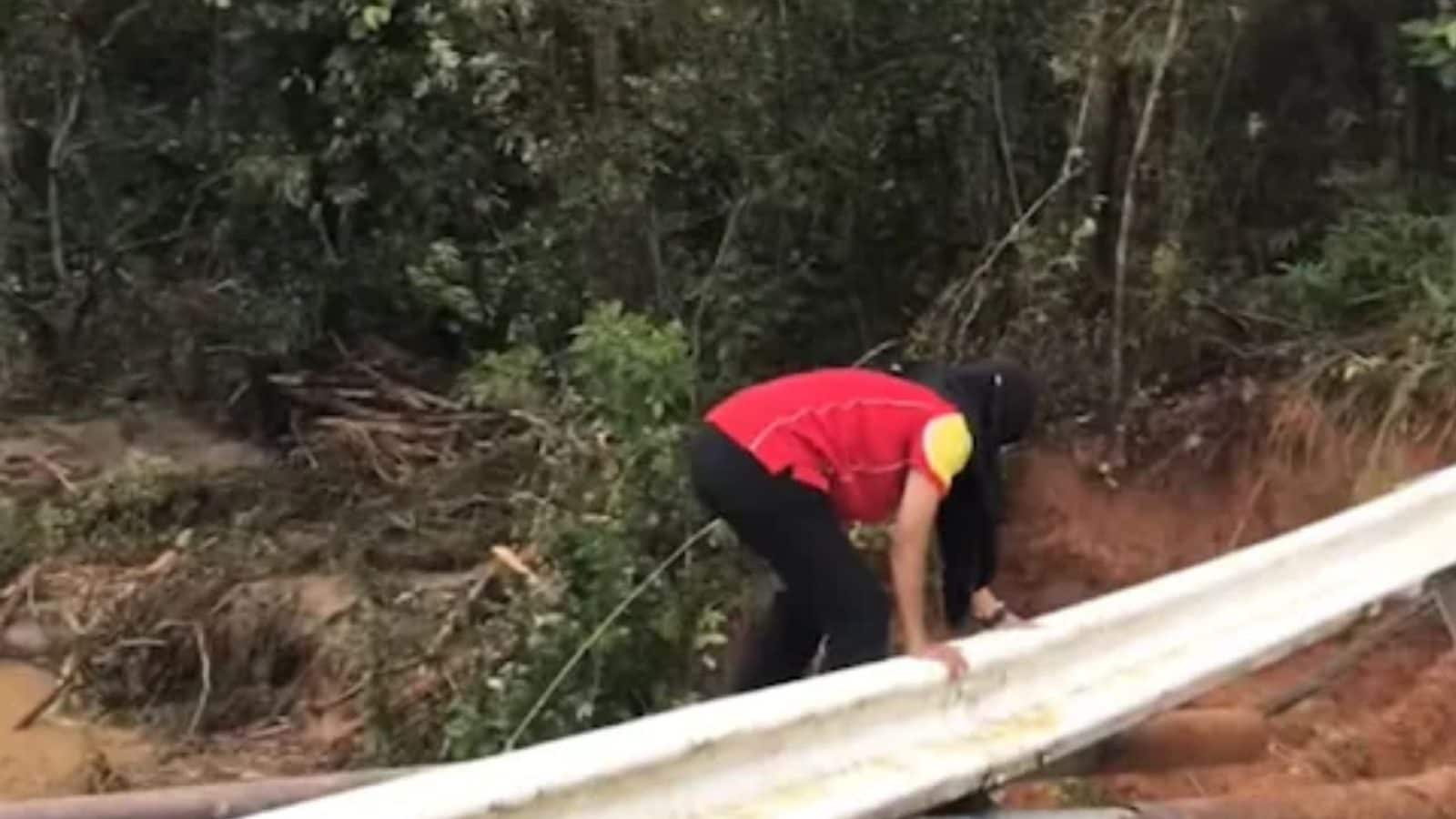 தனது அம்மாவிடம் செல்ல வெள்ள பெருக்கை துணிச்சலாக கடந்த சிறுமி... வைரல் வீடியோ!