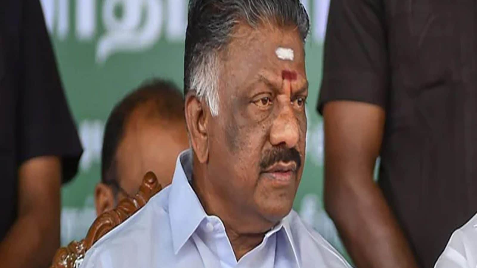 பொதுக்குழுவில் ஓபிஎஸுக்கு எதிராக முழக்கம்... எதிர்ப்பு காரணமாக மேடையில் இருந்து கீழே இறங்கிய வைத்தியலிங்கம்