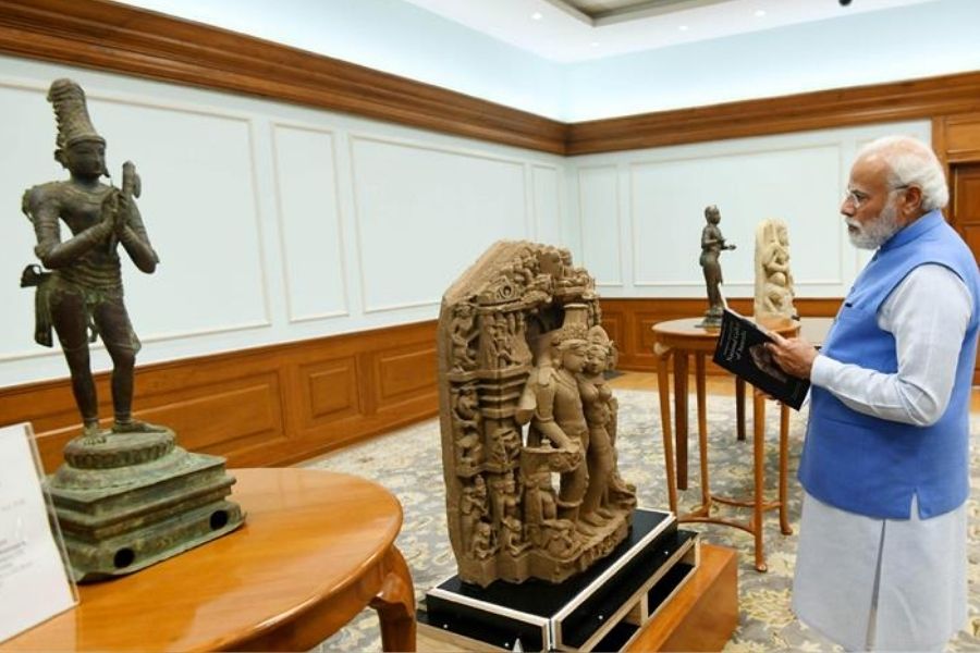  இந்தியாவுக்கு திருப்பி அனுப்பப்பட்ட இந்த சிலைகள், ஓவியங்கள் ஆகியவற்றை பிரதமர் நரேந்திர மோடி பார்வையிட்டு ஆய்வு செய்தார்.