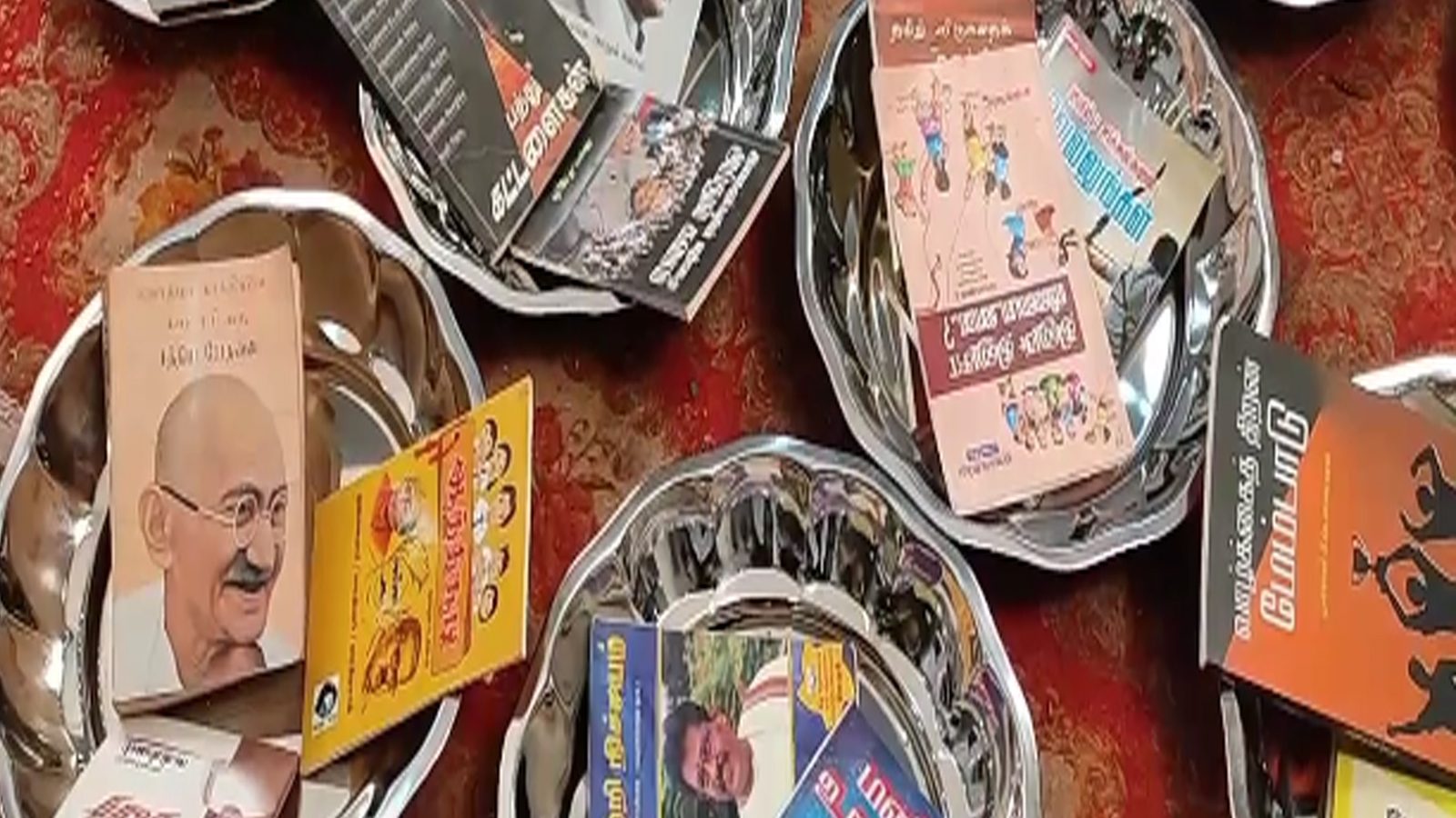 புதுமாப்பிள்ளைக்கு புத்தகங்களை சீதனமாக வழங்கி அசத்திய நண்பர்கள்.. இது வேற லெவல் ஃப்ரெண்ட்ஷிப்...