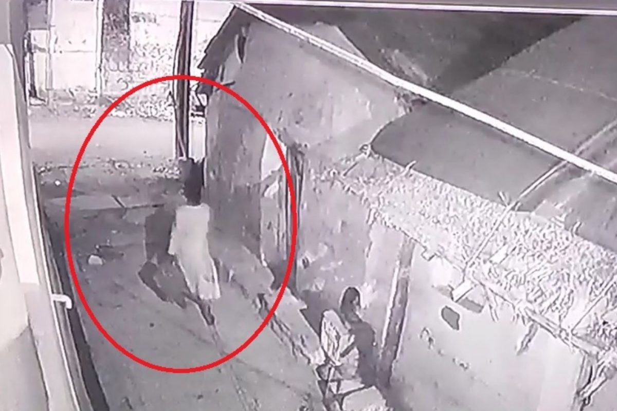 சாக்கடையில் ஆண் குழந்தை வீச்சு