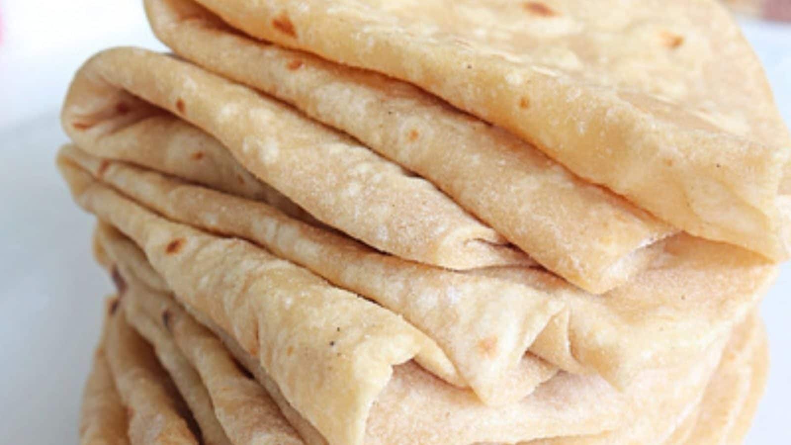 புஸ்ஸுனு உப்பி வரா மாதிரி மிருதுனாவ சப்பாத்தி எப்படி சுடனும் தெரியுமா..? பிசையும் போது இந்த டிப்ஸை டிரை பண்ணுங்க...