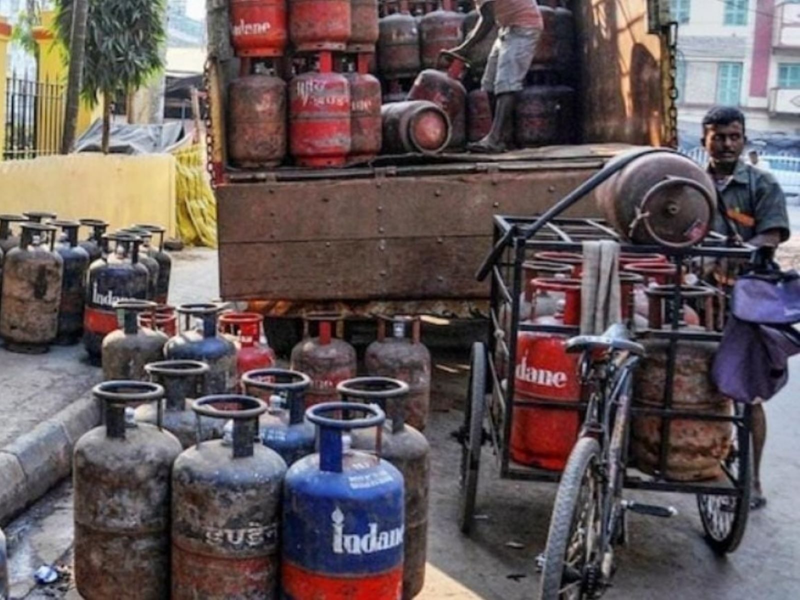 வணிக பயன்பாட்டிற்கான சிலிண்டர் விலை குறைந்தது..!