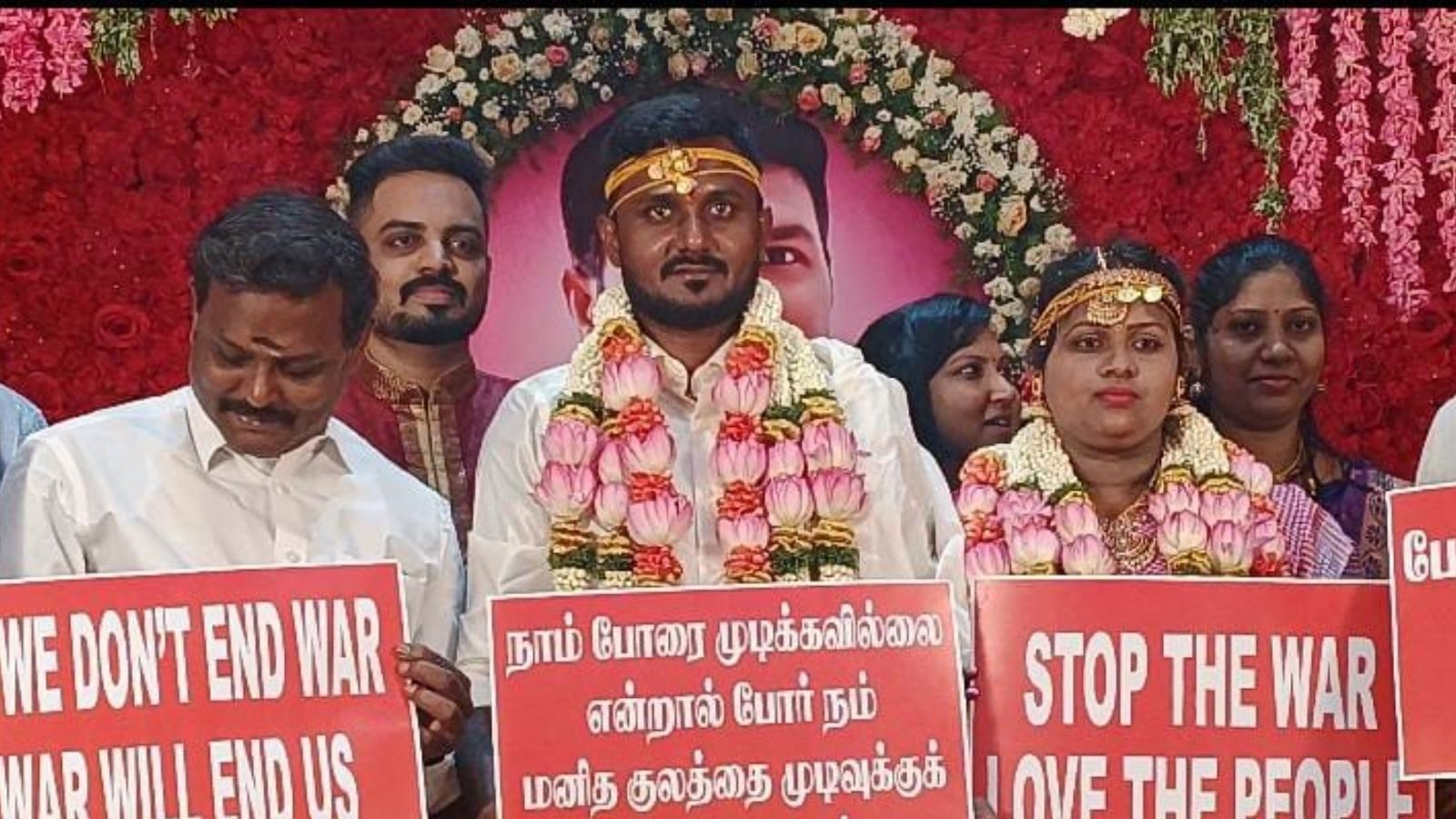 ரஷ்யா - உக்ரைன் போரை நிறுத்த கோரி பதாகை ஏந்திய மணமக்கள்