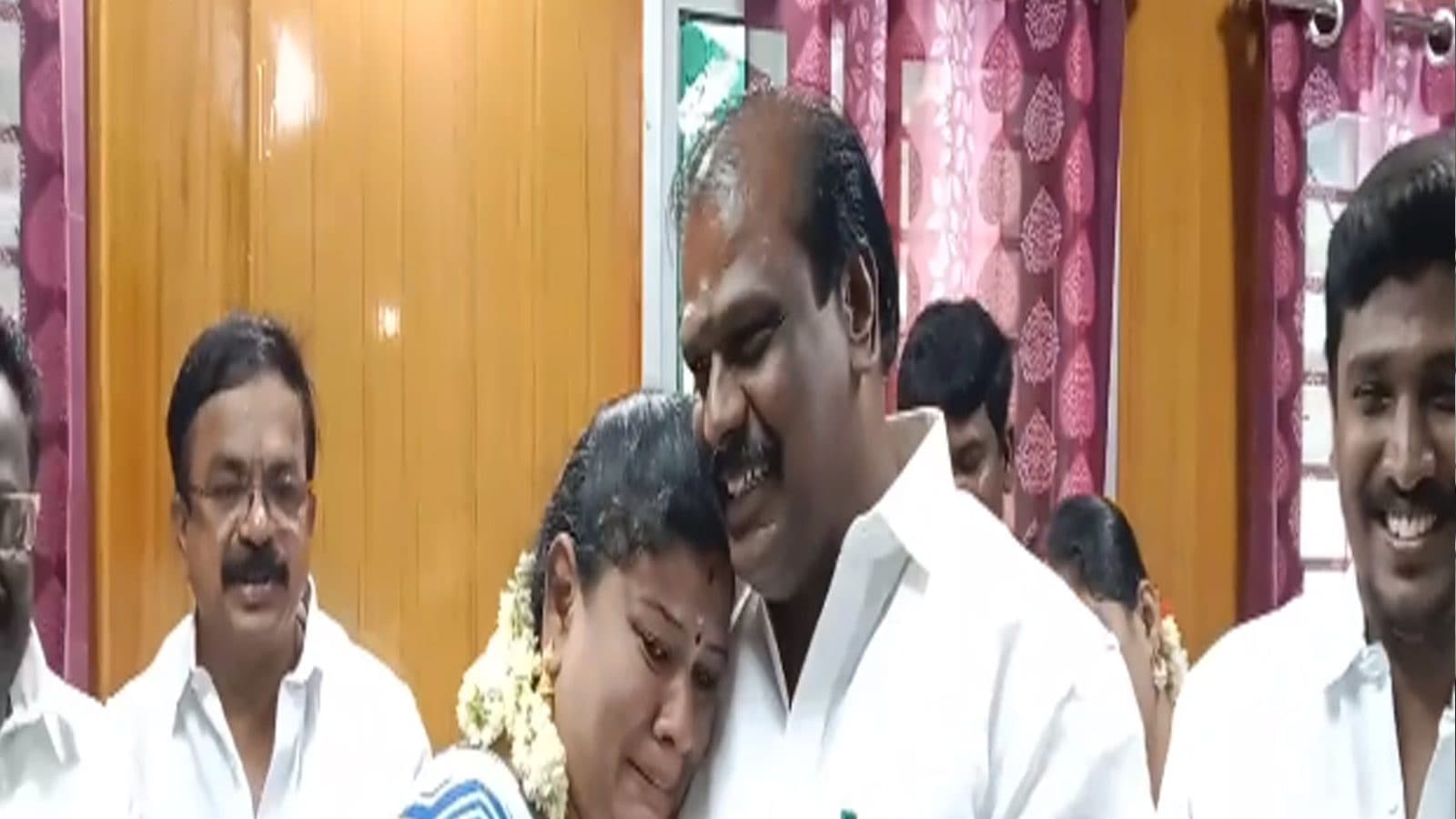 நகர்மன்ற தலைவரான கணவர்.. கட்டித்தழுவி ஆனந்த கண்ணீர் விட்ட மனைவி